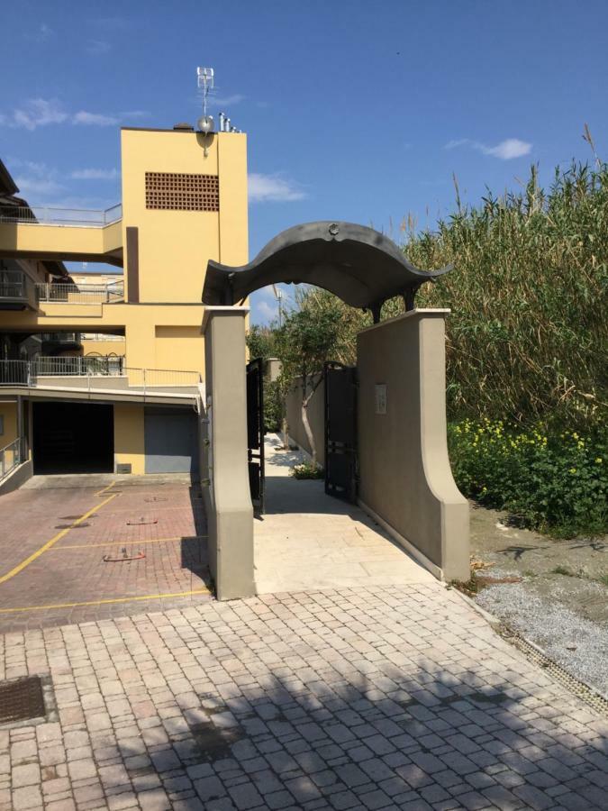 Casa Myconis 68Mq A Due Passi Dal Mare Di San Vincenzo Apartment Luaran gambar
